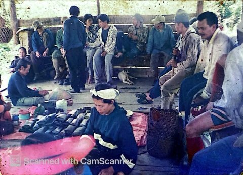Kelompok wanita membantu menyiapkan makanan saat p