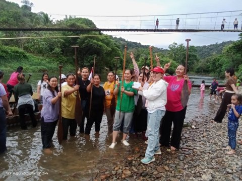 Sukacita Juara 1 Perlombaan Pacu Perahu Putri Dewa